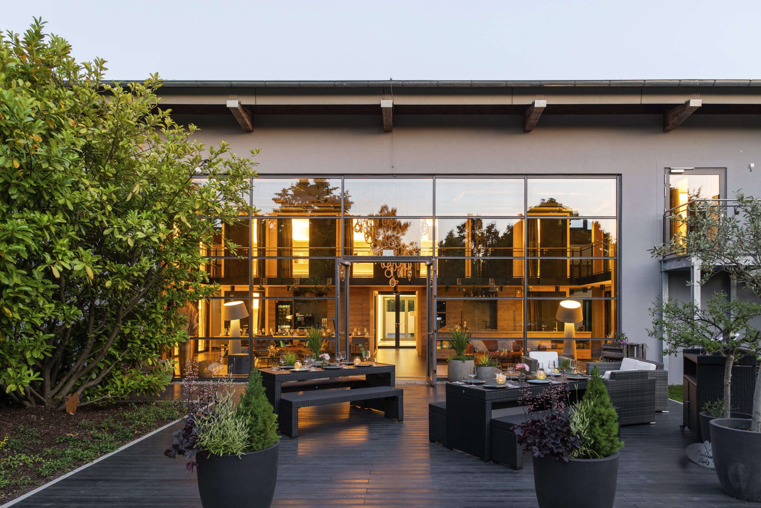 Terrasse der Gymlodge in Abendstimmung