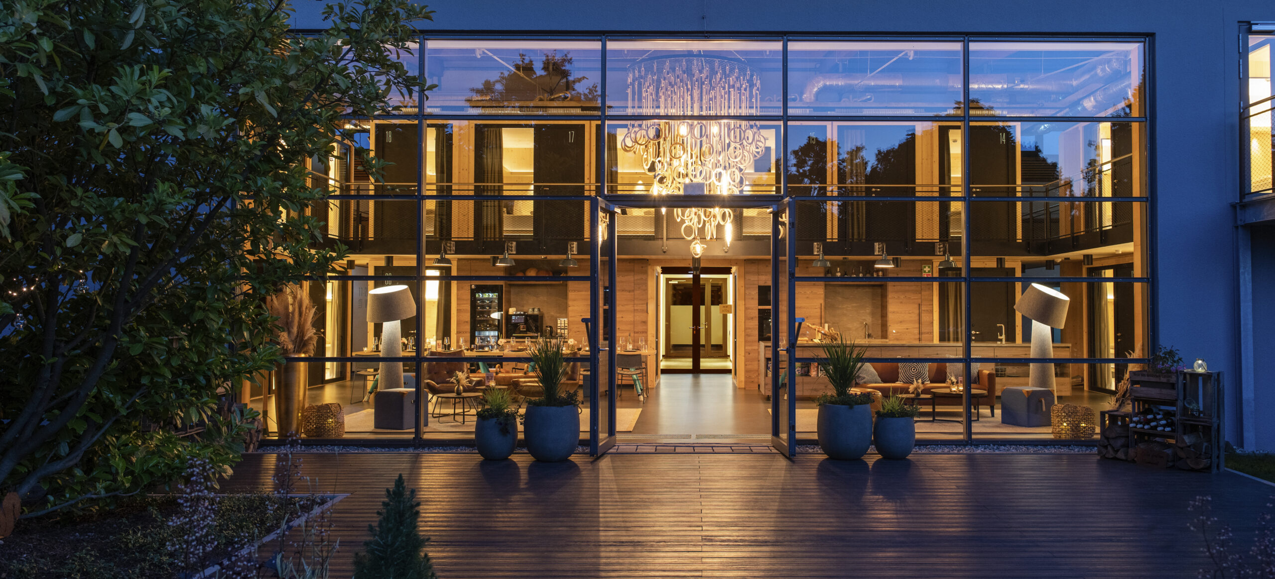 Terrasse der Gymlodge zur blauen Stunde – Veranstaltungsort des Wedding Table Saar